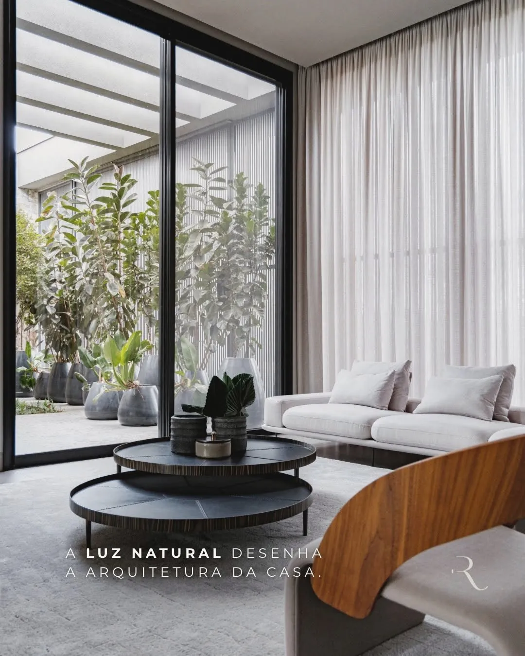 Sala com sofá claro e jardim de inverno